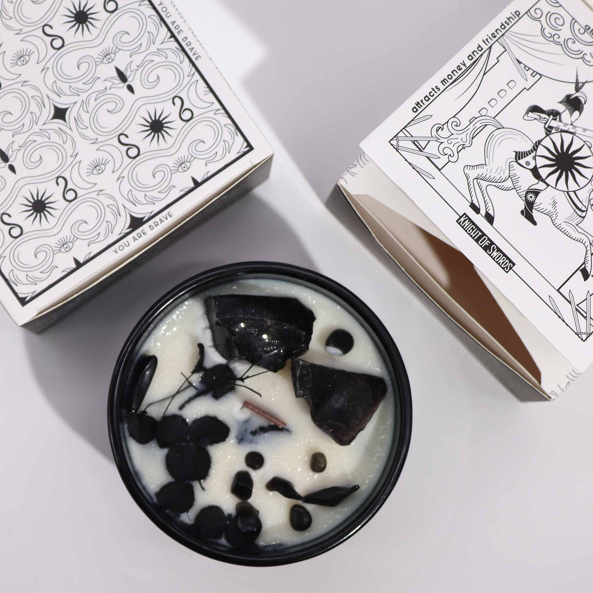 Vela Mágica con Flores y Gemas Hop Hare - El Caballero de Espadas Vela Mágica con Flores y Gemas Hop Hare - El Caballero de Espadas